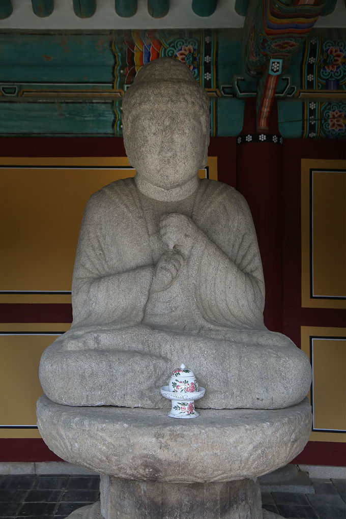 비로자나부처님좌상 정면 보물 제542호. 불상의 옷주름은 양 어깨를 다 감싸고 있는 통견 모습으로 옛 신라시대의 부처님 모습이다.