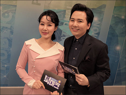 KTV '여러분의 북마크' 진행을 맡은 팝페라 테너 임형주(오른쪽)와 아나운서 김정