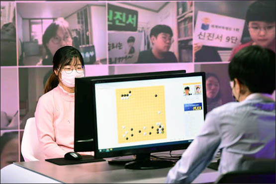 최정 9단(왼쪽) 팀(최정+최정팬 집단지성)과 신진서 9단 팀(신진서+신진서팬 집단지성)의 페어대국 장면