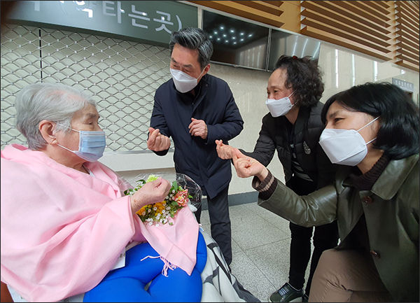 사랑합니다, 표시를 손으로 따라 하시는 오희옥 지사님과 가족들