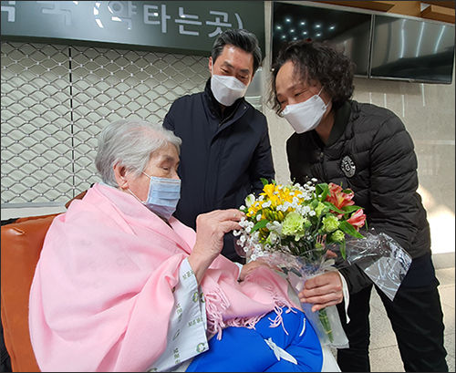 봄꽃다발을 기쁘게 바라보시는 오희옥 지사님과 아드님 내외