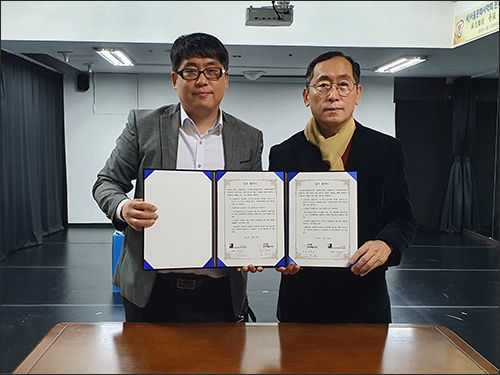 업무협약을 맺는 함께하는재단 굿윌스토어 장형옥 이사장(왼쪽)과 소단샘 문화예술극단 단장 김명호