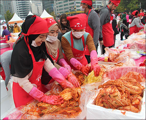 지난 2016년 11월 4일 열린 제3회 서울김장문화제에서 김치를 담그는 말레이시아 사람들