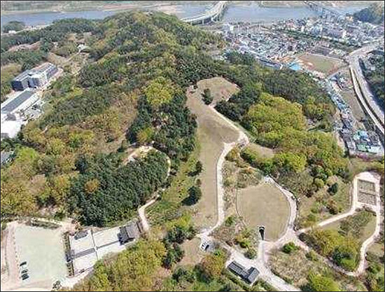 공주 송산리 고분군 전경