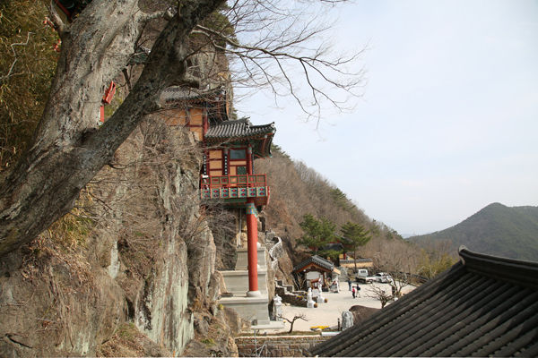 관음전으로 오르는 계단에서 본 전각과 주변풍경