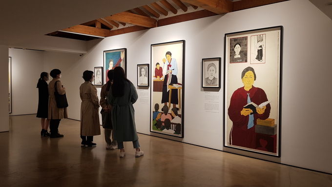 학고재갤러리에서 열리는 <윤석남: 싸우는 여자들, 역사가 되다전(展)>에서 여성독립운동가 초상을 관람하는 사람들