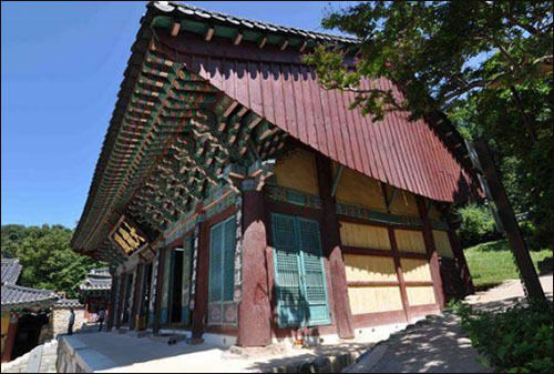 <주 갑사 대웅전 오른쪽 면