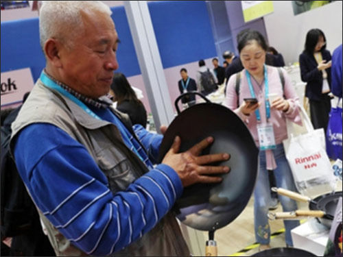 제2회 중국국제수입박람회에서 일본제 무쇠냄비를 구경하는 관객(2019년 자료사진), ‘동방신보’ 제공