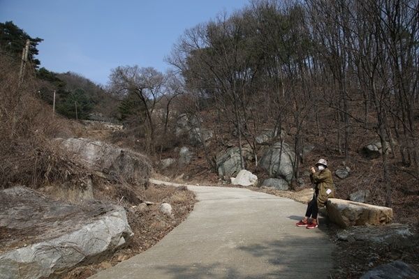 주차장에서 국사암까지는 가파른 언덕길을 올라야한다