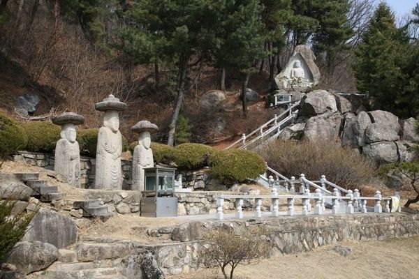 궁예미륵불로 불리는 삼존석불(왼쪽)과 최근 조성한 명상에 잠긴 석가모니불(오른쪽 멀리)