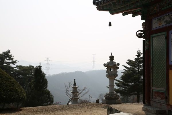 대웅전 옆에서 내려다 본 모습, 최근에 세운 석등은 한국적이지 못하여 아쉬웠다.