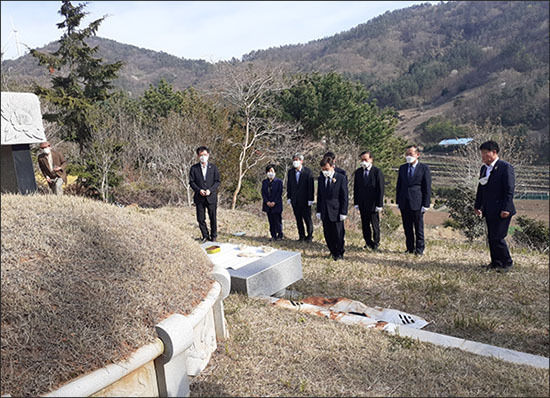 김원웅 광복회장이 26일, 최연소 독립유공자 주재년 열사의 묘소에 뫼절하고 있다.