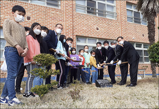 최연소 독립유공자 주재년 열사의 모교에 김원웅 광복회장 학교 관계자들이 26일 기념식수를 하고 있다.