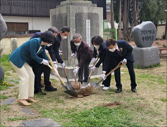 윤현진 선생 서거 100주년을 맞아 구포초등학교에서 기념식수를 하고 있다.