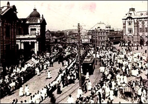 월남 선생의 사회장에 몰려든 시민들( 1927년 4월 7일)