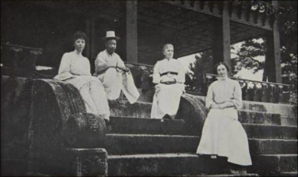 황실의 전례를 맡은 여인들(1909년, 명지-LG한국자료관 소장)