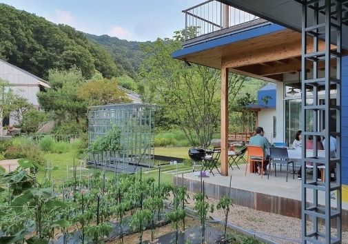 청경우독(晴耕雨讀)집, 맑은 날엔 텃밭을 가꾸고 비가 오면 책을 읽는다는 뜻의 집이름이 재미있다.