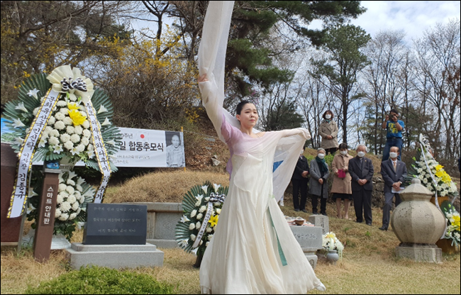 한·일해빙을 기원하는 헌무 ‘현해탄의 봄나래’를 추는 무용가 석예빈