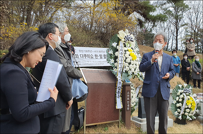 일본 교도 통신 기자와 인터뷰하는 필자