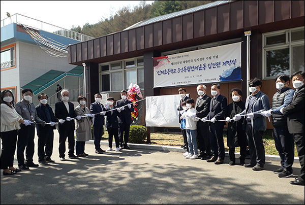 김원웅 광복회장(가운데 왼쪽 첫 번째)을 비롯한 이종호 광복회도지부장, 이광현 강원서부보훈지청장, 신문수 인제초등학교장(가운데 오른쪽 첫 번째), 김민성 학생회장, 강상영 강원도교육청 기획조정관, 인제초등학교 동창회장 및 광복회원 등이 강원 인제초등학교 교정에 독립운동 요람을 알리는 안내판을 설치 제막식을 가졌다.