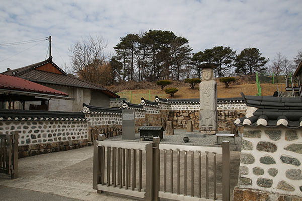 어석리 마을 주택가 담장 사이에 서있는 고려시대 조성된 미륵불