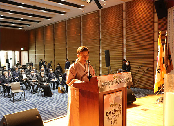 11일 백범기념관에서 열린 제102주기 대한민국임시정부 선열 추념식에서 김원웅 광복회장이 제문을 봉독하고 있다.