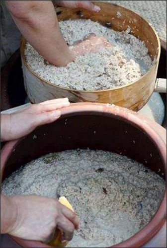 막걸리를 거르는 모습(사진 제공: 국립민속박물관)
