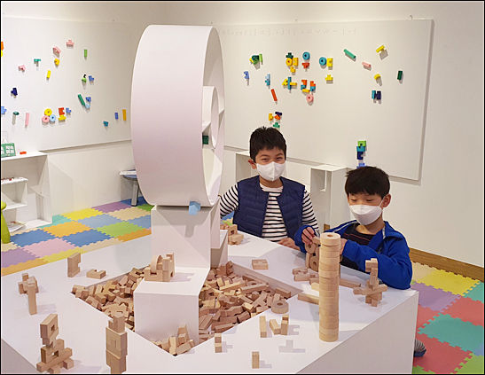 전시장 체험마당에서 한글 자모 모형으로 재미난 체험을 하는 버들초등학교 3학년 오세현 군과 동인초등학교 3학년 전현우 군