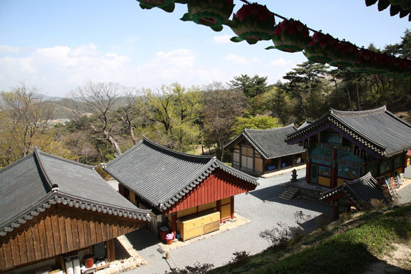 삼성각에서 본 흥주사 경내