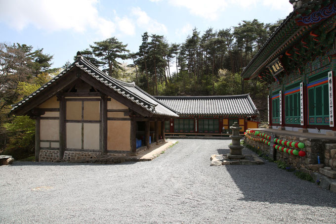 왼쪽은 만세루, 정면은 요사채, 오른쪽은 대웅전이 있고,, 대웅전 앞에는 작은 삼층석탑