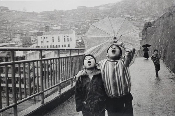 # 01 임응식 _ 눈 오는 날. 서울 창신동. 1973. 흑백