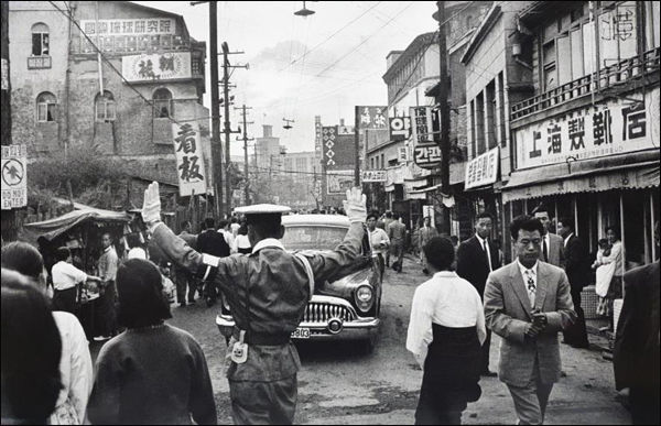 #02 임응식 _ 교통경찰. 서울 명동. 1957. 흑백