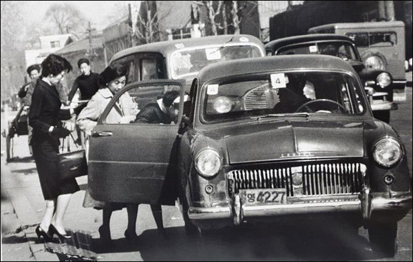 #03 임응식 _ 명동의 여인들. 서울 명동. 1959. 흑백