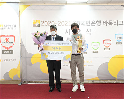한국기원 한상열 부총재(왼쪽)와 MVPㆍ다승상을 차지한 셀트리온의 원성진 9단
