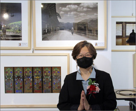 자신의 작품 앞에서 인사말을 하는 한국불교사진협회 최금란 회장&nbsp;