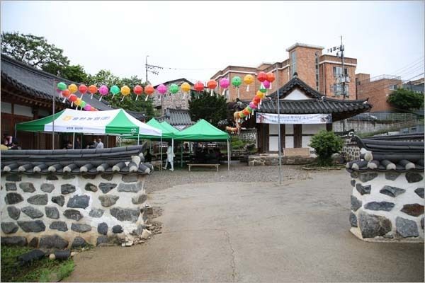 평택시에 있는 작은 절 보국사에서 부처님오신날 봉축법회가 열렸다. (16일), 법당(대웅전)은 양쪽 요사채 가운데 작은 지붕 건물 