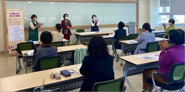 지난 12일, <전통을 잇는 바느질 이야기 - 행복 한땀 수다 한땀> 개강 수업 모습