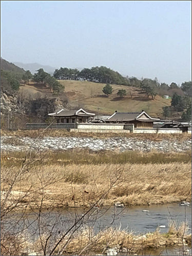 평창강가에 있는 영화 세트장