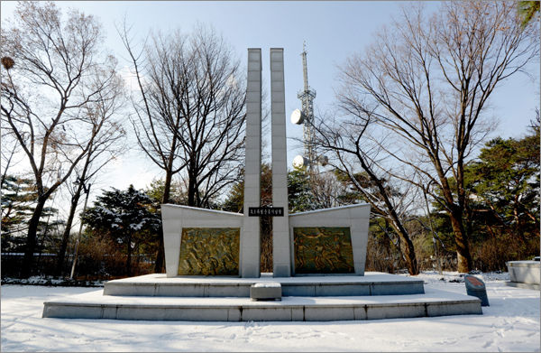 1969년 수원시민들이 성금을 모아 팔달구 팔달산 팔달공원 옆에 세운 3·1독립운동기념탑