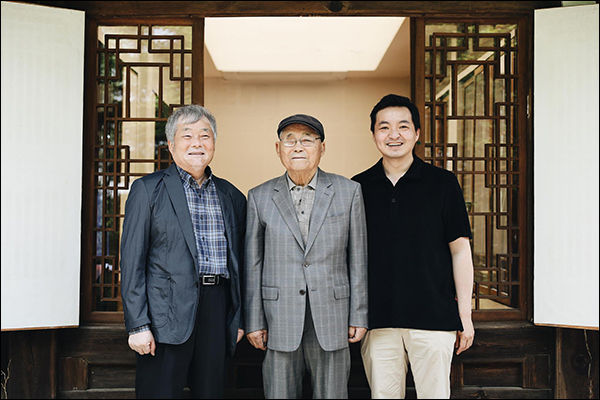 (왼쪽부터)국가무형문화재 제77호 유기장, 이형근 보유자, 이봉주 명예보유자, 이지호 전수자