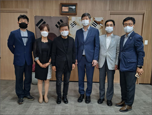 6일 ‘국립묘지법’ 개정에 관한 정담회를 마친 김원웅 광복회장(왼쪽 세 번째)과 김홍걸 의원(왼쪽 네 번째) 등 참석자들