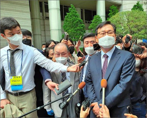 서울 중앙지법에서 2021년 6월 7일, 전 징용공재판의 판결 후에 보도진의 질문에 답하는 원고 대리인들, 스즈키다쿠야(鈴木拓也) 촬영