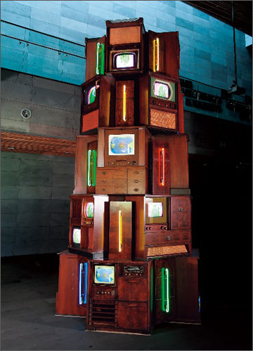 백남준, , mixed media, 221×221×475(h)cm, 2001, 추정가 14억~18억 원