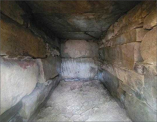 합천 중산동고분Ⅰ 고려시대 석실 내부 전경1(전벽→후벽)