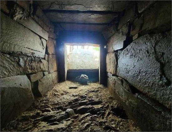 합천 중산동고분Ⅰ 고려시대 석실 내부 전경2(후벽→전벽)