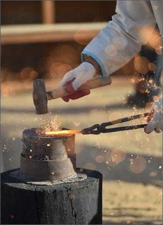 제철기술 복원실험 광경(단야실험)