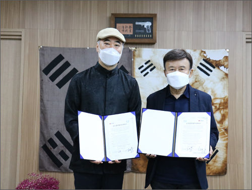 김원웅 광복회장(오른쪽)과 김동규 K문화독립군 회장(왼쪽)이 15일 문화예술을 통한 민족정기와 독립운동정신 선양사업을 위해 상호협력을 목적으로 업무협약을 맺었다