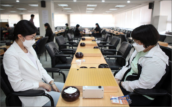 김민서(오른쪽)와 김현아의 국수부 결승 장면. 김민서가 불계승하며 2연패에 성공했다