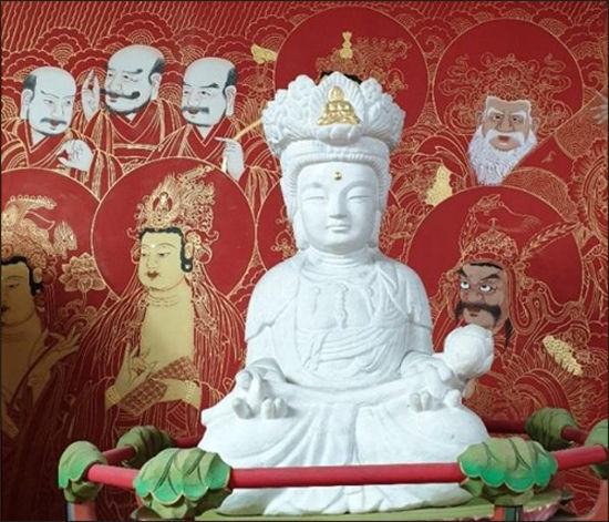 <백의 관세음보살 옥조각 작품>
