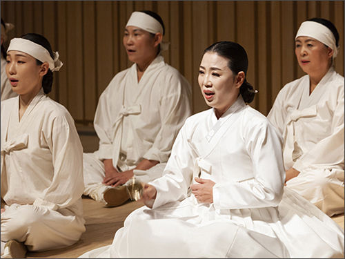 '상여소리'를 부르는 유지숙 명창과 제자들 (사진 우종덕 제공)